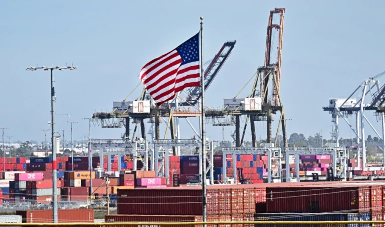 Rắc rối hoàn hàng trăm tỷ USD tiền thuế nhập khẩu của ông Trump