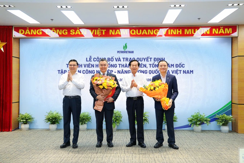 Bộ trưởng Bộ Công Thương Lê Mạnh Hùng và Bộ trưởng Bộ Nội vụ Đỗ Thanh Bình tặng hoa chúc mừng lãnh đạo Petrovietnam