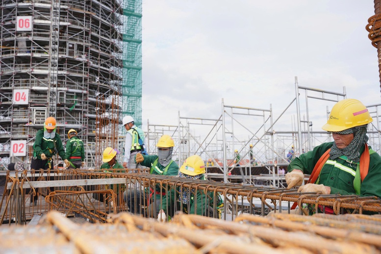 Tại đại công trường Gia Bình, nơi hàng nghìn kỹ sư, công nhân đang ngày đêm thi công giữa áp lực tiến độ khổng lồ, tinh thần này đã thể hiện qua từng hạng mục được triển khai - Ảnh: Quốc Việt