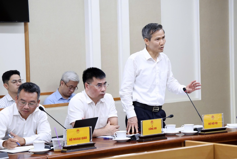Thứ trưởng Bộ Nội vụ Cao Huy phát biểu tại cuộc họp - Ảnh: VGP/Gia Huy