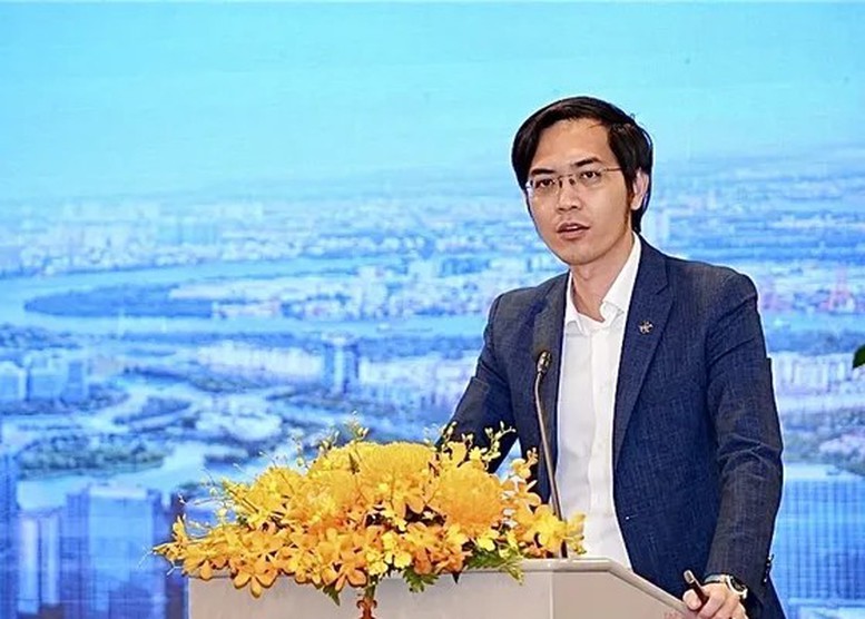 PGS.TS Nguyễn Hữu Huân cho rằng thị trường vốn và VIFC sẽ là hai cấu phần quan trọng giúp giảm áp lực cho hệ thống ngân hàng, đồng thời mở rộng khả năng thu hút dòng vốn quốc tế