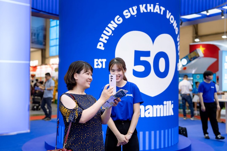 Khách tham quan tương tác tại khu vực