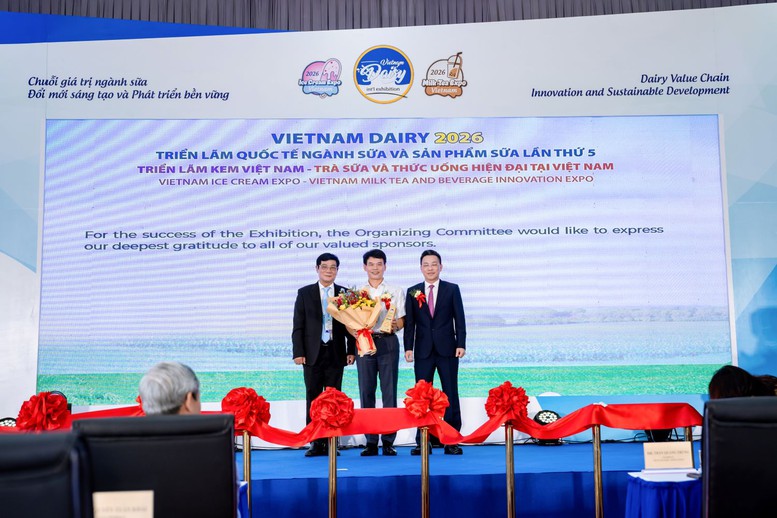 Ông Phạm Tuyên – Giám đốc chi nhánh Vinamilk Hà Nội (áo trắng) – nhận hoa và kỷ niệm chương của Ban tổ chức - Ảnh: VGP/Duy Cường
