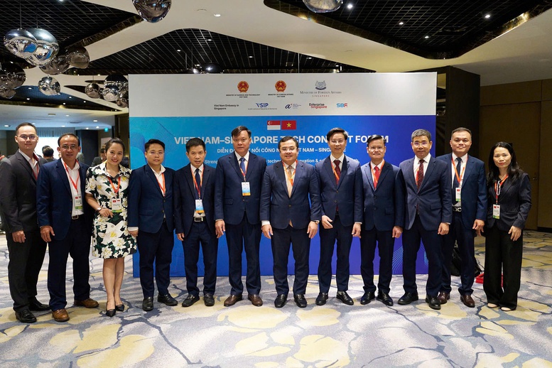 Ông Phùng Quang Hiệp, Chủ tịch Hội đồng thành viên Vinachem chụp ảnh lưu niệm cùng các đại biểu