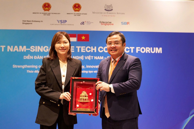 Ông Phùng Quang Hiệp, Chủ tịch Hội đồng thành viên Vinachem trao quà lưu niệm tặng bà Levenza Toh, Phó Chủ tịch Ngành Hương liệu, Nhãn hàng tiêu dùng khu vực Đông Nam Á, Nhật Bản và Hàn Quốc của Tập đoàn DSM-FIRMENICH