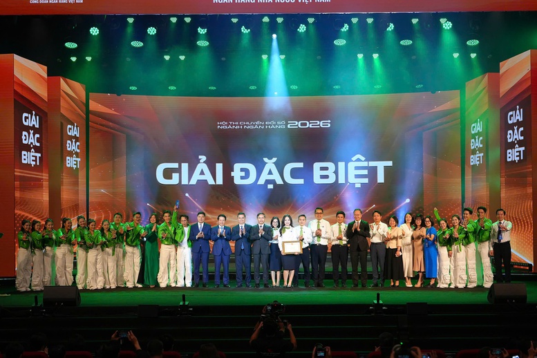 Lãnh đạo NHNN trao giải Đặc biệt cho Vietcombank  - Ảnh: VGP