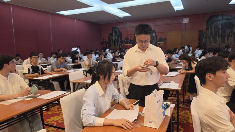 Giám thị hỗ trợ thủ tục cho ứng viên trước giờ làm bài thi