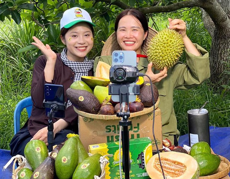 Không ít nông dân giờ đây đã quen với việc livestream bán hàng, nhận đơn trực tuyến, theo dõi phản hồi khách hàng và đóng gói sản phẩm theo tiêu chuẩn vận chuyển hiện đại - Ảnh minh họa