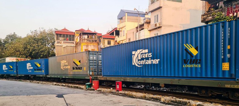 Một đoàn tàu chạy từ Ga Yên Viên đi Nga. Ảnh: Ratraco