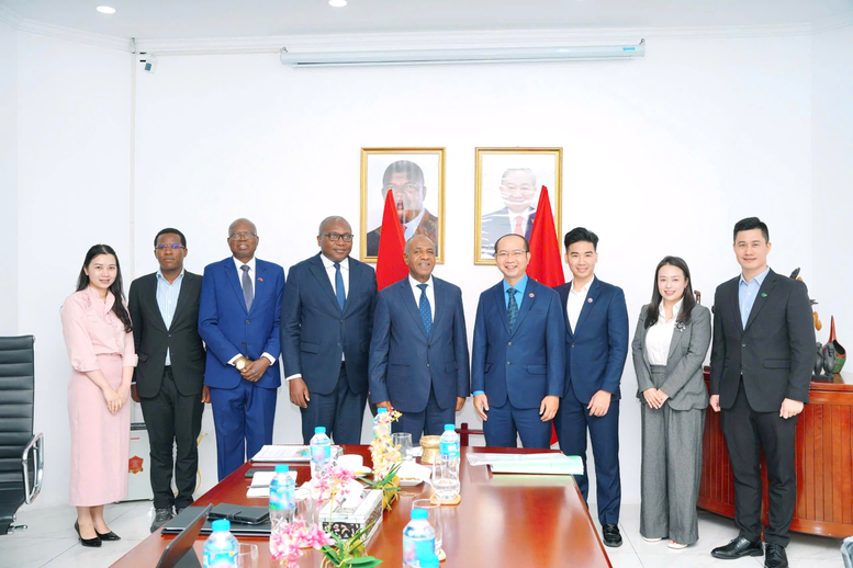 Ông Isaac Francisco Maria dos Anjos, Bộ trưởng Bộ Nông nghiệp và Lâm nghiệp Angola (thứ năm từ trái qua) và ông Weera Phongphit, Phó Tổng Giám đốc phụ trách sản xuất Tập đoàn Hùng Nhơn (thứ tư từ phải qua) cùng các thành viên đoàn công tác chụp ảnh lưu niệm - Ảnh: HN