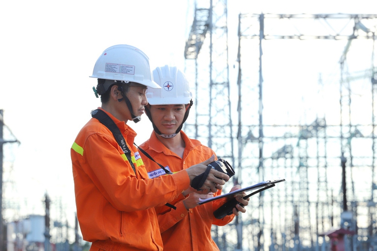 Công nhân PTC1 ứng trực quản lý vận hành lưới điện truyền tải đợt cao điểm nắng nóng vừa qua - Ảnh: VGP/Toàn Thắng