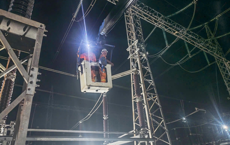 Trước mùa nắng nóng, PTC1 đã chủ động triển khai sửa chữa, bảo dưỡng để nâng cao hiệu quả vận hành của hệ thống truyền tải trên địa bàn đơn vị quản lý - Ảnh: VGP/Toàn Thắng