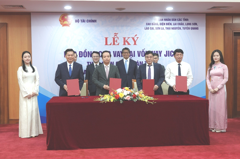 Lễ ký 11 hợp đồng hỗ trợ 8 tỉnh miền núi phía Bắc triển khai các dự án thích ứng thiên tai, biến đổi khí hậu - Ảnh: VGP