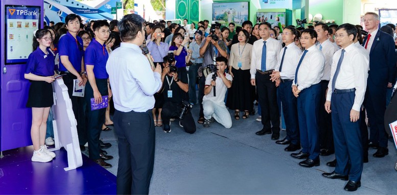 Các lãnh đạo nghe thuyết trình giới thiệu tại gian hàng của TPBank