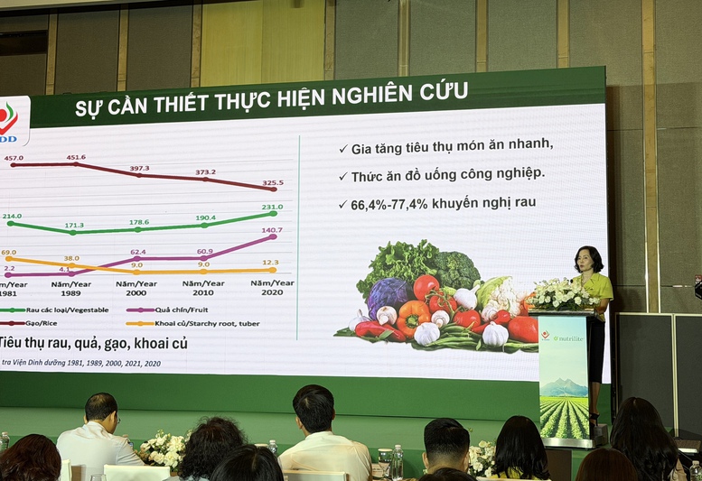 TS. Nguyễn Song Tú, Trưởng phòng KHTH - Viện Dinh dưỡng Quốc gia giới thiệu nghiên cứu “Thực trạng dinh dưỡng và khẩu phần ăn của người trưởng thành”. Ảnh: VGP/ Ngọc Hân