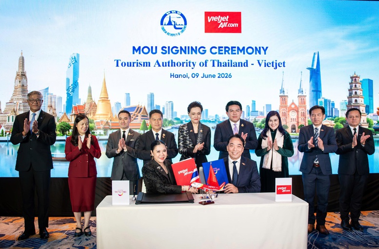 TAT và Vietjet ký kết thỏa thuận hợp tác trước sự chứng kiến của Phó Thủ tướng Suphajee Suthumpun và Bộ trưởng Du lịch và Thể thao Surasak Phancharoenworakul của Thái Lan