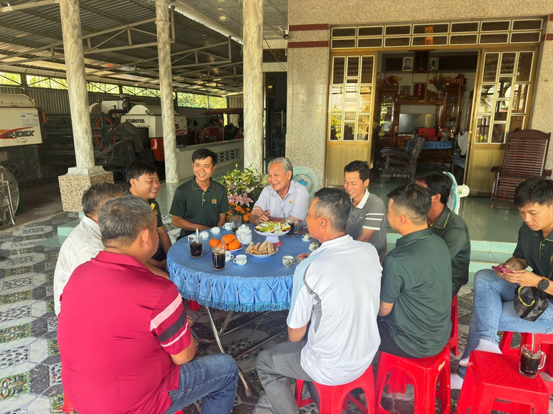 Lãnh đạo Tập đoàn Lộc Trời trao đổi với bà con nông dân xã Mỹ Thuận, tỉnh An Giang- Ảnh: VGP/LS