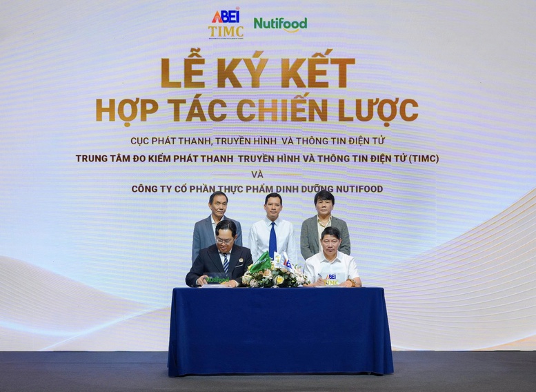 Đại diện Nutifood và Trung tâm Đo kiểm Phát thanh, Truyền hình và Thông tin điện tử ký kết hợp tác nhằm đào tạo, bồi dưỡng nghiệp vụ và phát triển nguồn nhân lực truyền thông số - Ảnh: VGP/LT