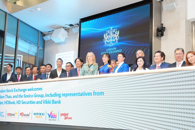Tiến sĩ Nguyễn Thị Phương Thảo bấm nút khai phiên Sàn giao dịch Chứng khoán London (LSE) cùng Thị trưởng Khu tài chính London - Dame Sue Langley và Tổng giám đốc LSE – Dame Julia Hoggett
