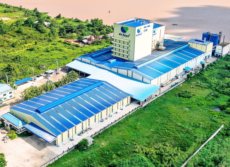 Sử dụng dây chuyền tự động hóa với công nghệ nhập khẩu từ châu Âu và Mỹ, nhà máy đáp ứng các tiêu chuẩn quốc tế như ISO 22000, ASC Feed và BAP - Ảnh: VGP/LT