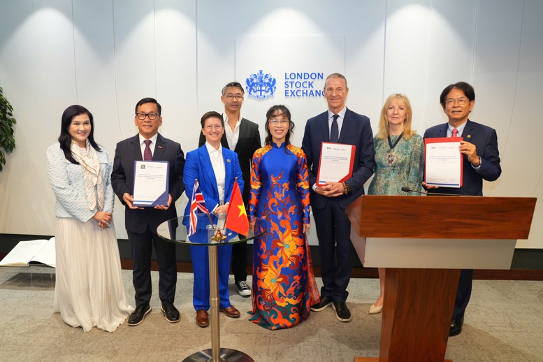 Trước sự chứng kiến của Thị trưởng Khu tài chính London, Tổng giám đốc LSE, đại diện Vietjet, Dragon Capital và HDBank đã ký kết ba bên, mở rộng hợp tác về thu hút nguồn vốn cho phát triển hạ tầng của Việt Nam