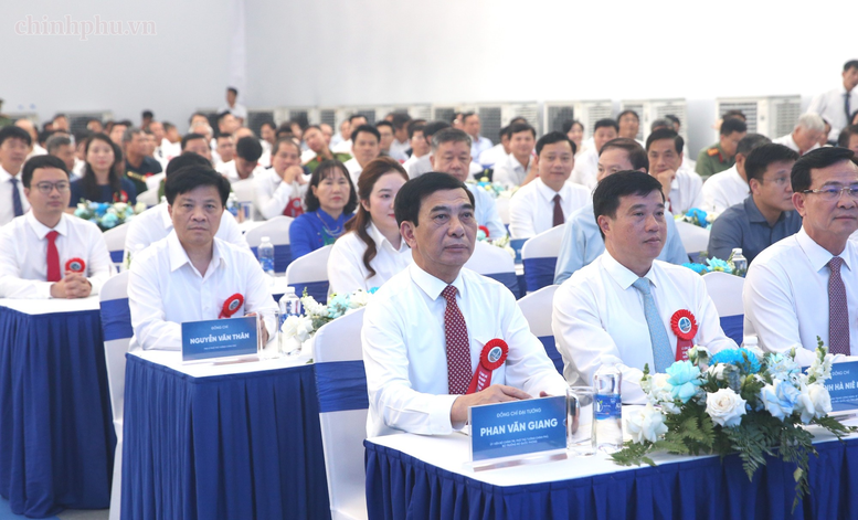 Đại tướng Phan Văn Giang dự Lễ công bố sản phẩm nhôm thỏi đầu tiên của Việt Nam - Ảnh: VGP/Nguyễn Hoàng
