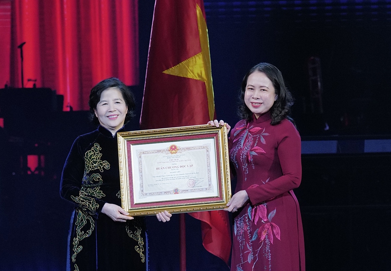 Phó Chủ tịch nước Võ Thị Ánh Xuân trao Huân chương Độc lập hạng Ba tặng bà Mai Kiều Liên