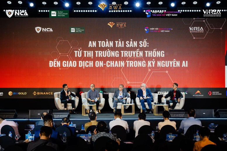 Các chuyên gia, đại diện cơ quan quản lý trao đổi tại Hội nghị Mã hóa tài sản thực Việt Nam 2026 (Vietnam RWA Summit 2026) - Ảnh: VGP