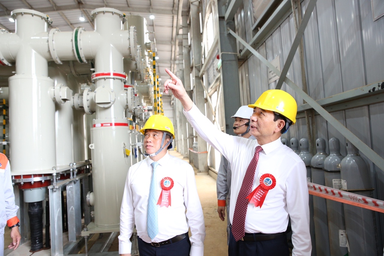 Đại tướng Phan Văn Giang tham quan nhà máy sản xuất - Ảnh: VGP/Nguyễn Hoàng
