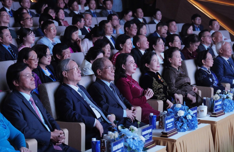 Lãnh đạo Đảng, Nhà nước, nguyên lãnh đạo Đảng, Nhà nước dự buổi lễ