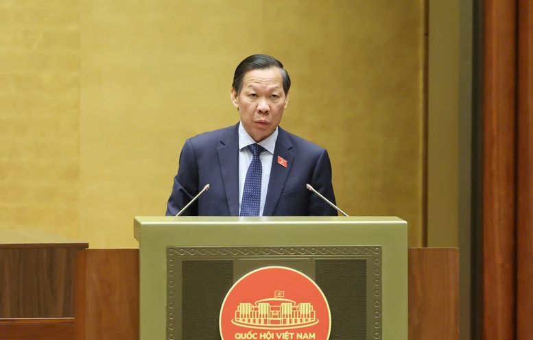 Chủ nhiệm Ủy ban Kinh tế và Tài chính Phan Văn Mãi trình bày báo cáo thẩm tra - Ảnh: VGP/Nhật Bắc