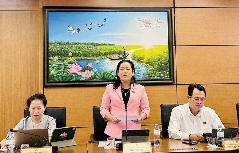 Đại biểu Lê Thị Thanh Lam (TP. Cần Thơ) góp ý tại buổi thảo luận Tổ 9 - Ảnh: VGP/Thùy Linh