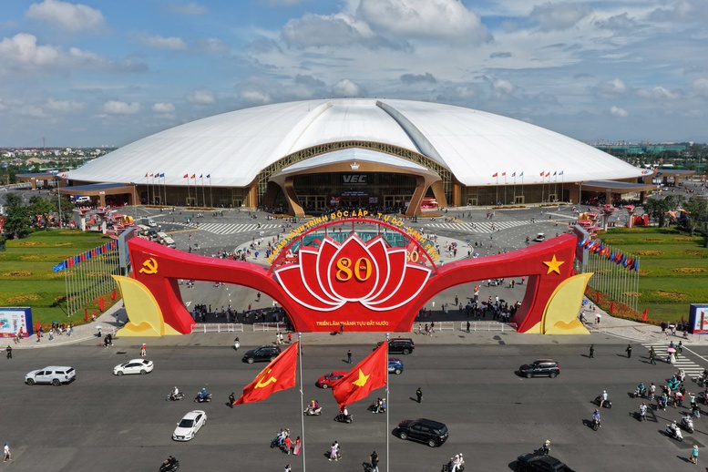 Trung tâm Triển lãm Việt Nam do Vingroup đầu tư là một trong những công trình hạ tầng quy mô lớn, góp phần nâng cao năng lực tổ chức các sự kiện quốc tế của Việt Nam.
