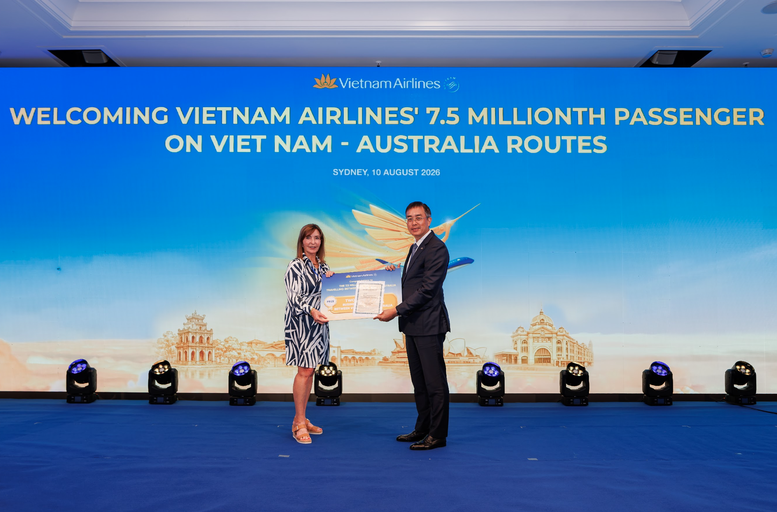 Chủ tịch HĐQT Vietnam Airlines Đặng Ngọc Hoà chúc mừng hành khách thứ 7,5 triệu