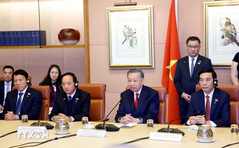 Tổng Bí thư, Chủ tịch nước Tô Lâm và thành viên đoàn Việt Nam tại cuộc hội đàm chính thức với Thủ tướng Australia Anthony Albanese - Ảnh: TTXVN