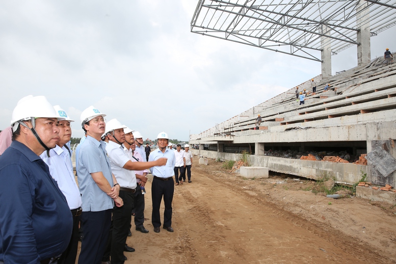 Chủ tịch UBND tỉnh Vĩnh Long (thứ 3, trái qua) kiểm tra dự án kè chống sạt lở bờ sông Láng Thé kết hợp khán đài đua Ghe Ngo - Ảnh: chinhphu.vn/LS