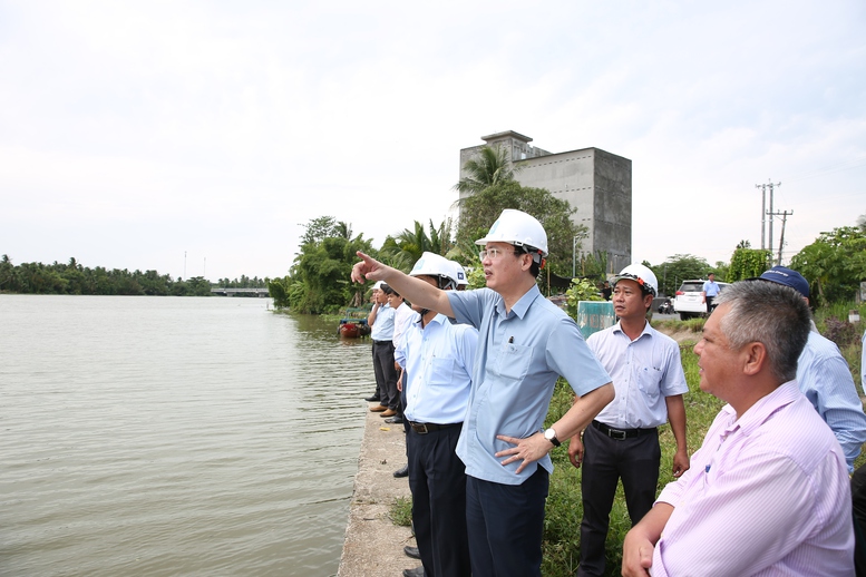 Thị sát hồ nước ngọt Láng Thé, Chủ tịch UBND tỉnh Vĩnh Long yêu cầu thi công bảo đảm tiến độ, chất lượng, an toàn lao động và bảo vệ môi trường - Ảnh: chinhphu.vn/LS