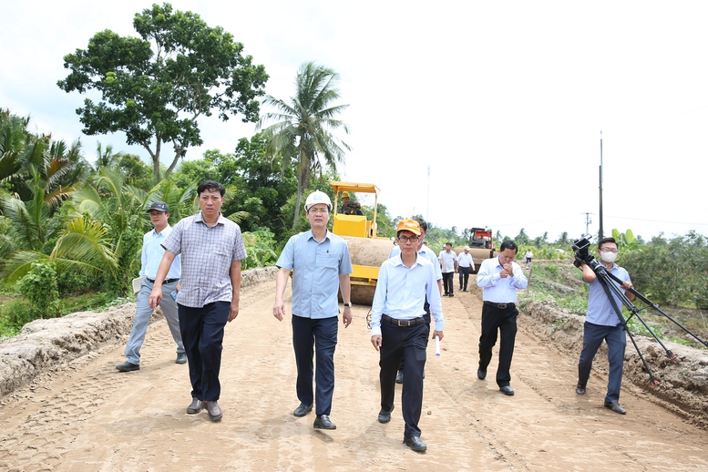 Khảo sát đường tỉnh 907, Chủ tịch UBND tỉnh Vĩnh Long yêu cầu chủ đầu tư và nhà thầu tăng tốc đẩy nhanh tiến độ thi công, các sở ngành tập trung tháo gỡ vướng mắc để dự án về đích đúng tiến độ - Ảnh: chinhphu.vn/LS