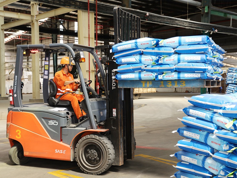 Nhà máy sản suất thức ăn chăn nuôi tuân thủ nghiêm ngặt các tiêu chuẩn chất lượng quốc tế, giúp người nuôi nâng cao hiệu quả sản xuất và năng lực cạnh tranh thuỷ sản trên thị trường quốc tế.