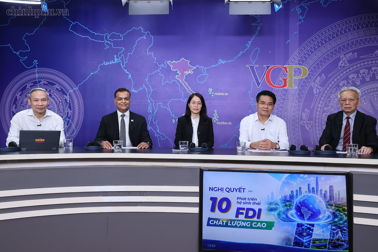 Các khách mời tham dự Tọa đàm (từ trái sang): Ông Phan Đức Hiếu, Uỷ viên thường trực Ủy ban Kinh tế của Quốc hội; ông Binu Jacob, Tổng Giám đốc Nestlé Việt Nam; bà Bùi Thu Thủy, Phó Cục trưởng Cục Đầu tư nước ngoài, Bộ Tài chính; ông Lê Quang Hoà, Uỷ viên Ban Thường vụ Tỉnh uỷ, Phó Chủ tịch UBND tỉnh Hưng Yên; TS. Nguyễn Sĩ Dũng, nguyên Phó Chủ nhiệm Văn phòng Quốc hội, điều phối chương trình - Ảnh: DGIC/Nhật Bắc