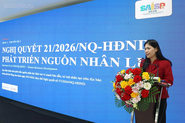 Đại diện Sở Khoa học và Công nghệ TP. Đà Nẵng phổ biến chính sách phát triển nguồn nhân lực chất lượng cao cho lĩnh vực vi mạch bán dẫn và AI - Ảnh: chinhphu.vn/NA