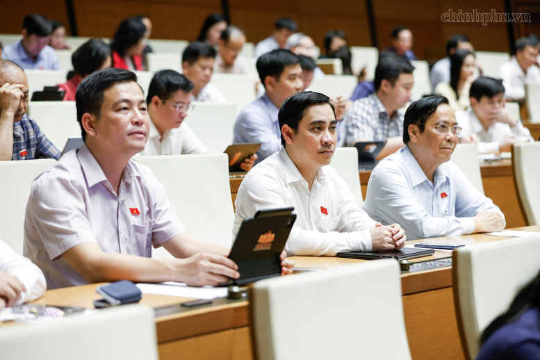 Các đại biểu Quốc hội dự họp phiên thảo luận tại Hội trường - Ảnh: chinhphu.vn/Nguyễn Hoàng
