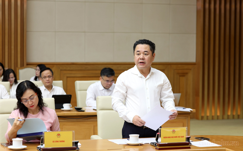 Phó Thống đốc Ngân hàng Nhà nước (NHNN) Nguyễn Ngọc Cảnh trình bày báo cáo tại cuộc làm việc - Ảnh: chinhphu.vn/Đức Tuân