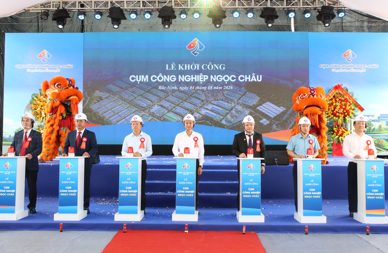 Lãnh đạo tỉnh Bắc Ninh và chủ đầu tư thực hiện nghi thức bấm nút khởi công dự án - Ảnh: VGP