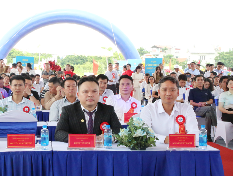 Lãnh đạo tỉnh Bắc Ninh, đại diện nhà đầu tư cùng các đại biểu dự lễ khởi công - Ảnh: VGP
