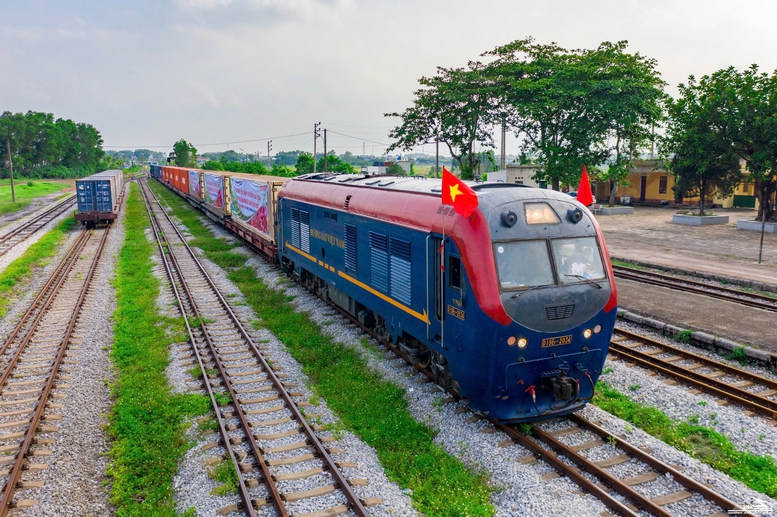 Tập đoàn Đường sắt Quốc gia Việt Nam theo mô hình tập đoàn kinh tế đa ngành, trong đó, vận tải đường sắt, xây dựng và bảo trì, công nghiệp và dịch vụ đường sắt được xác định là các lĩnh vực kinh doanh cốt lõi.