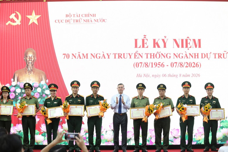 Bộ trưởng Bộ Tài chính Ngô Văn Tuấn trao tặng Bằng khen cho các cá nhân thuộc các bộ, ngành thực hiện tốt công tác dự trữ quốc gia