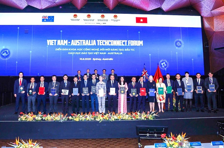 Đại diện các tổ chức và doanh nghiệp Việt Nam – Australia trao Biên bản ghi nhớ hợp tác (MoU) tại Vietnam – Australia Tech Connect Forum 2026 dưới sự chứng kiến của lãnh đạo cấp cao hai nước