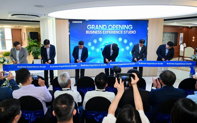 Lãnh đạo Samsung Việt Nam cắt băng khánh thành Business Experience Studio Hà Nội, khẳng định cam kết đồng hành cùng quá trình chuyển đổi số của tổ chức, doanh nghiệp tại Việt Nam